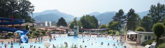 Freibad mit Besucher Freibad mit Besucher