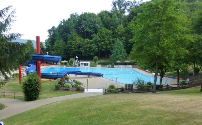 Blick auf das Freibad von der Liegewiese Blick auf das Freibad von der Liegewiese