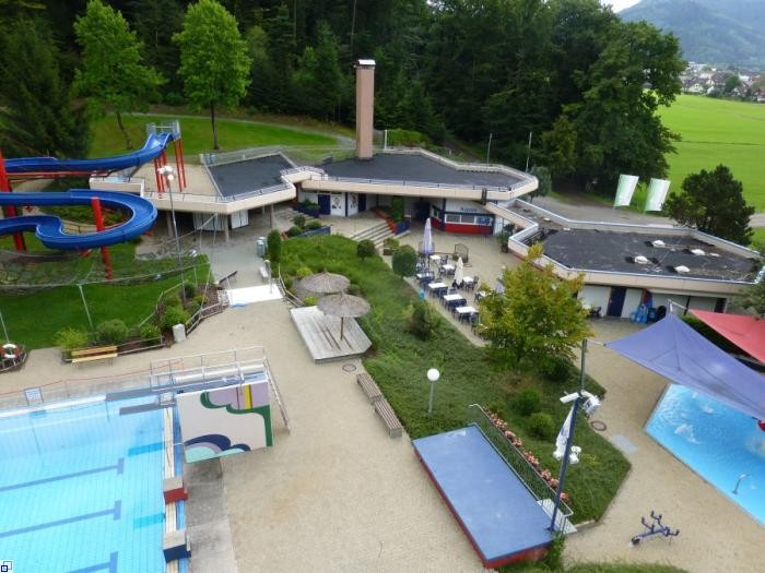 Freibad mit Kiosk von oben Freibad mit Kiosk von oben