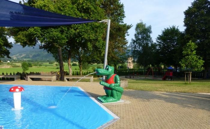 Kinderbecken und Spielplatz Kinderbecken und Spielplatz
