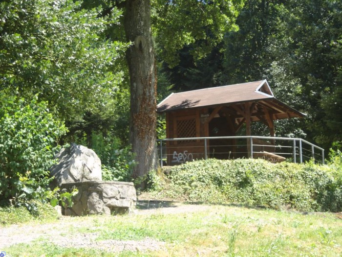 Luisenhütte mit Brunnen Luisenhütte mit Brunnen