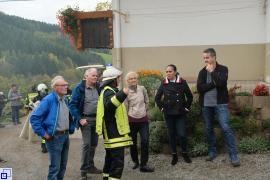Kommandant Klaus Disch (dritter von links) erläuterte Gerhard Matt, Hubert Scharffenberg, Marita Echle, Daniela Paletta und Klaus Beck die Abläufe der Übung.